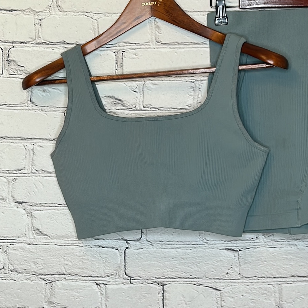 Two-Piece Ribbed Green Exercise Set Size Medium Excellent Condition - Picture 3 of 11